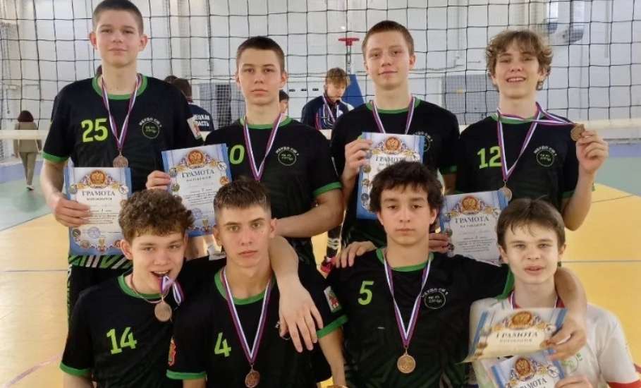 Команда по волейболу из Ельца заняла третье место на соревнованиях в Липецке