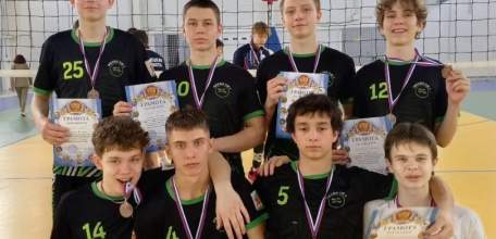 Команда по волейболу из Ельца заняла третье место на соревнованиях в Липецке