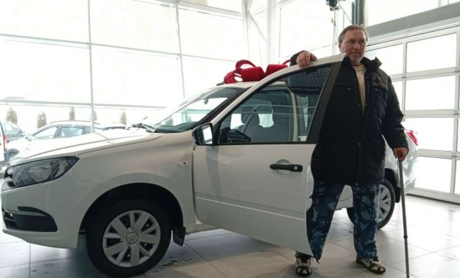 Два жителя Липецкой области, один из Ельца, другой из села Конь-Колодезь, пострадавшие на производстве, получили новые автомобили от Липецкого регионального ОСФР