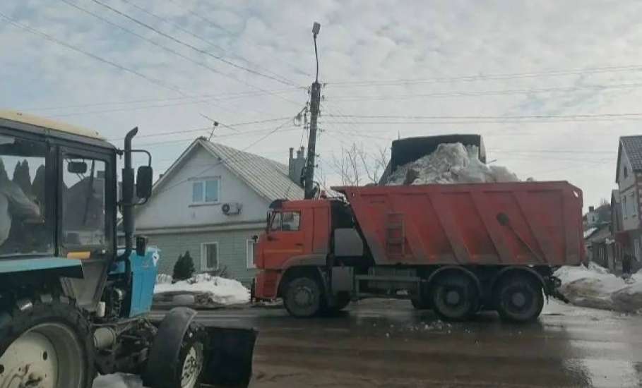Снег в городе продолжают вывозить после зимы