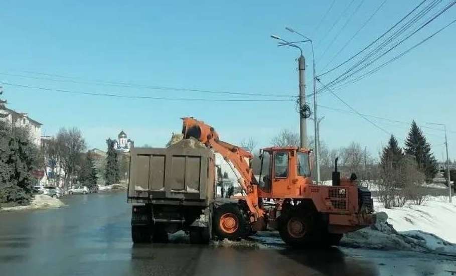 Снег в городе продолжают вывозить после зимы