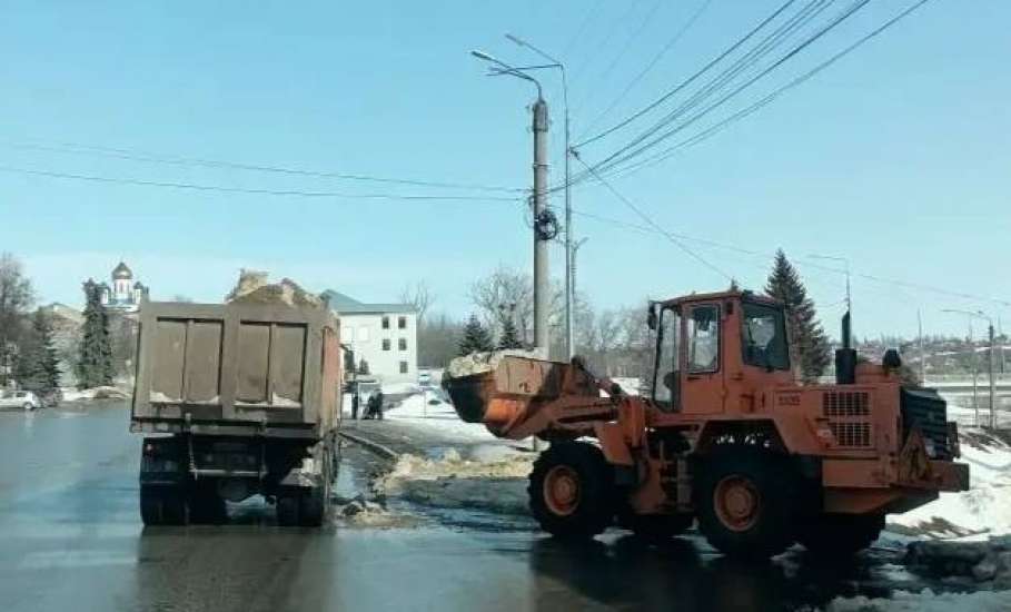Снег в городе продолжают вывозить после зимы