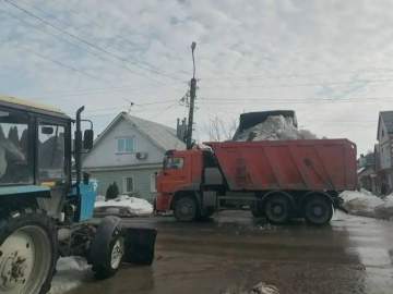 Снег в городе продолжают вывозить после зимы