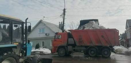 Снег в городе продолжают вывозить после зимы