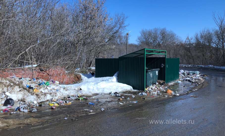 В Ельце обнаружились сегодня кучи мусора под Вознесенским собором!