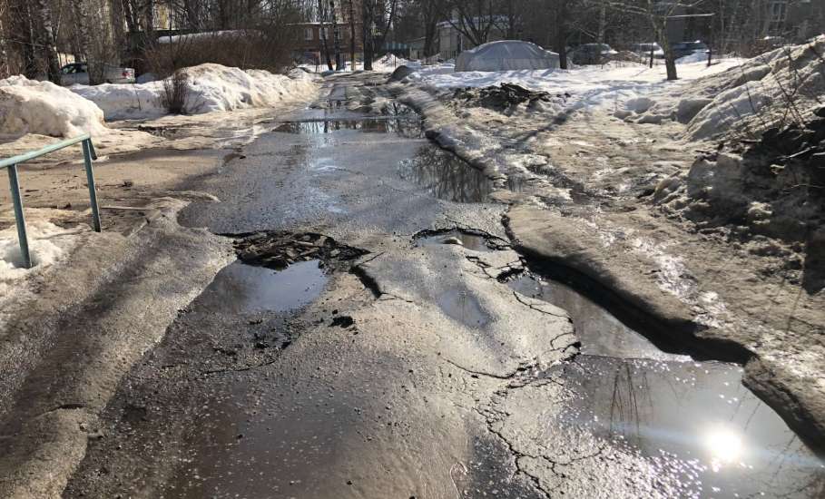 По весне вылезли ямы во дворах