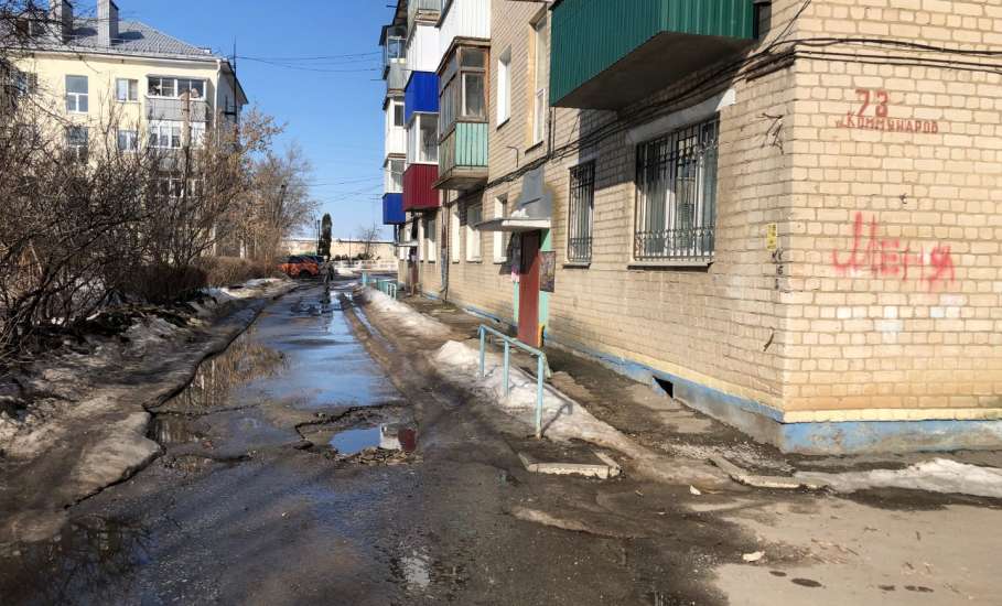 По весне вылезли ямы во дворах