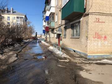 По весне вылезли ямы во дворах