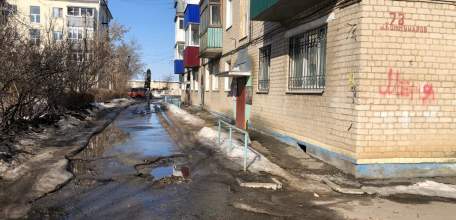 По весне вылезли ямы во дворах