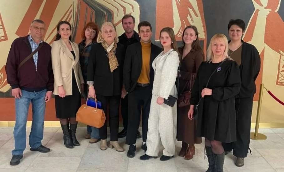 Вчера сотрудники "Бенефиса" стали одними из первых зрителей спектакля "Протокол одного заседания" в Липецком академическом театре им. Л. Н. Толстого