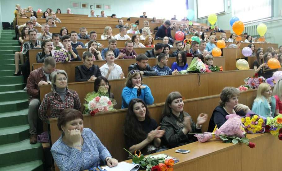 В ЕГУ им. И.А. Бунина состоялся первый в истории Центра СПО студенческий выпускной