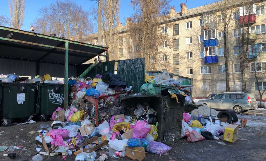 Снова в городе Ельце стоят переполненные мусором бункеры