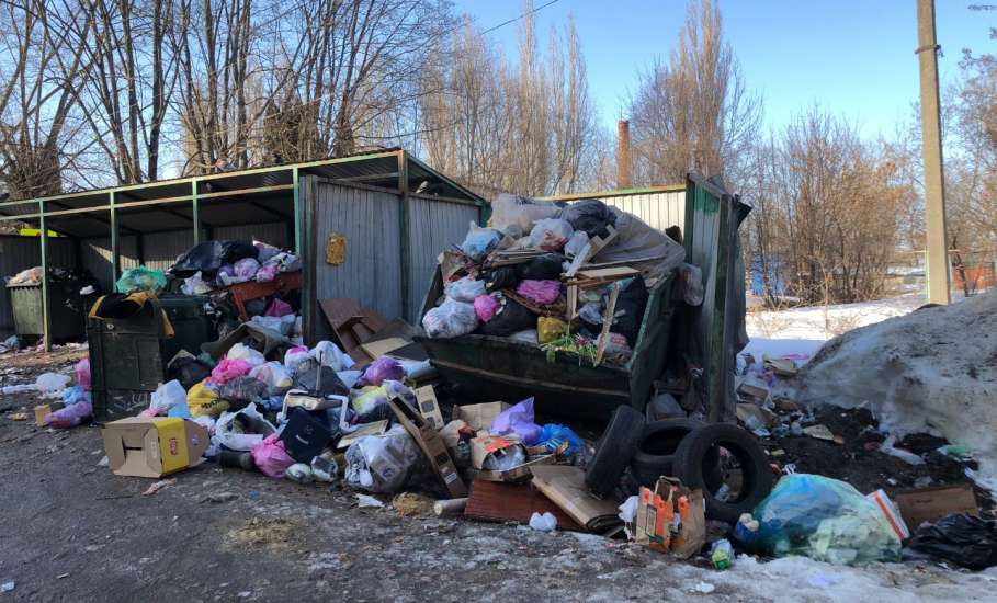 Снова в городе Ельце стоят переполненные мусором бункеры