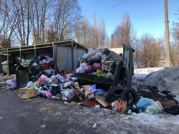 Снова в городе Ельце стоят переполненные мусором бункеры