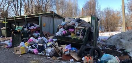 Снова в городе Ельце стоят переполненные мусором бункеры