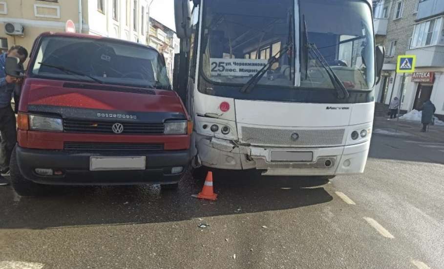 Автобус столкнулся с легковушкой в Ельце: пострадала 79-летняя женщина