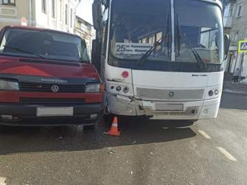 Автобус столкнулся с легковушкой в Ельце: пострадала 79-летняя женщина