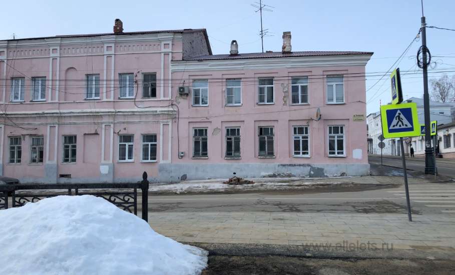 В Ельце обрушилась печная труба с крыши старинного дома в центре города