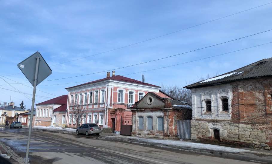 В связи с обрушением кирпичной трубы дымохода в центре города, просим проверить состояние других труб на крышах домов!