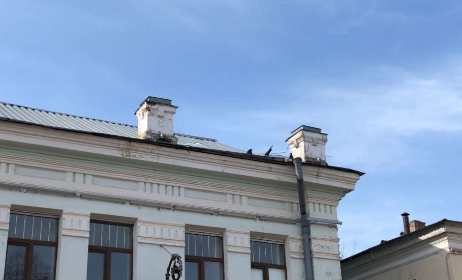 В связи с обрушением кирпичной трубы дымохода в центре города, просим проверить состояние других труб на крышах домов!