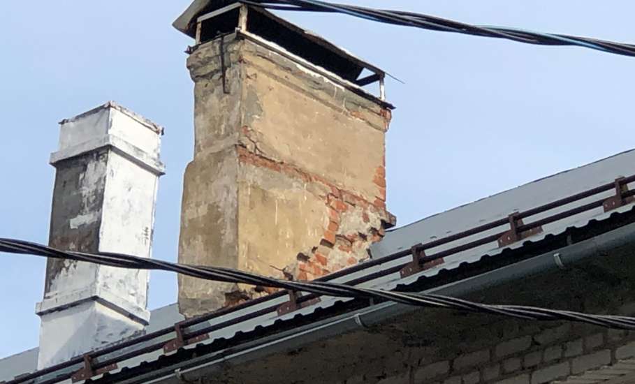В связи с обрушением кирпичной трубы дымохода в центре города, просим проверить состояние других труб на крышах домов!