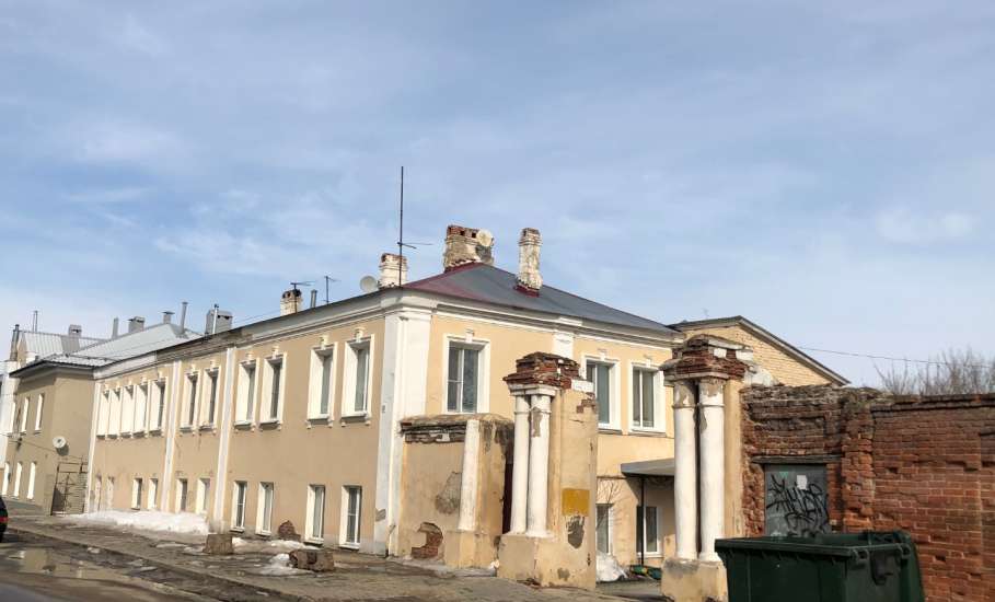 В связи с обрушением кирпичной трубы дымохода в центре города, просим проверить состояние других труб на крышах домов!