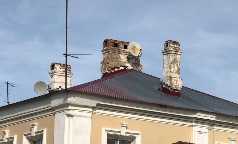 В связи с обрушением кирпичной трубы дымохода в центре города, просим проверить состояние других труб на крышах домов!