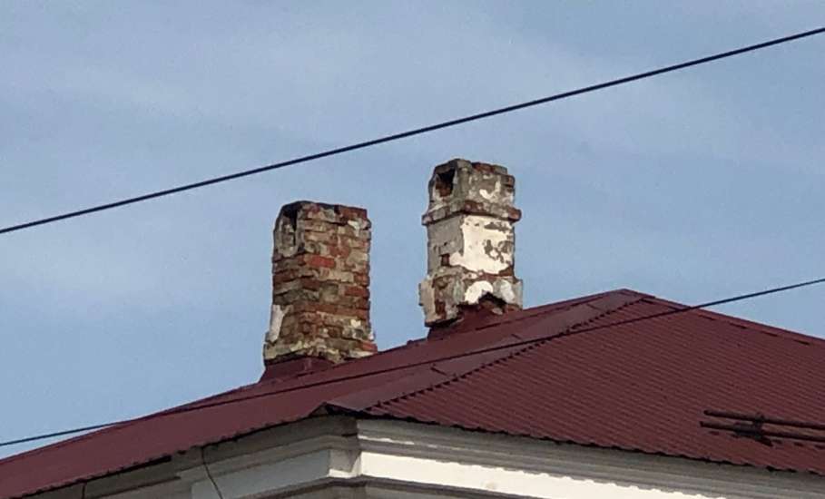 В связи с обрушением кирпичной трубы дымохода в центре города, просим проверить состояние других труб на крышах домов!