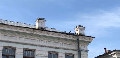 В связи с обрушением кирпичной трубы дымохода в центре города, просим проверить состояние других труб на крышах домов!