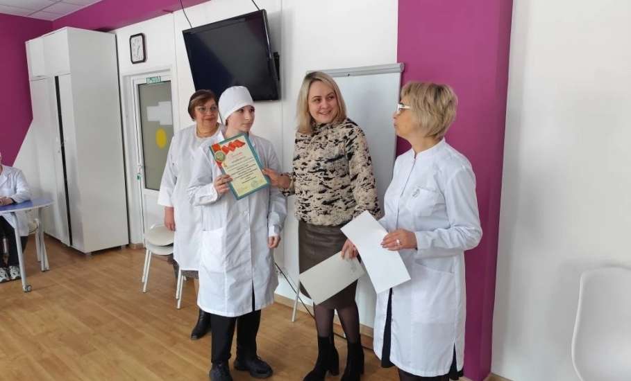 Олимпиада по профессиональному уходу: будущие фельдшеры демонстрируют мастерство в обследовании пациента