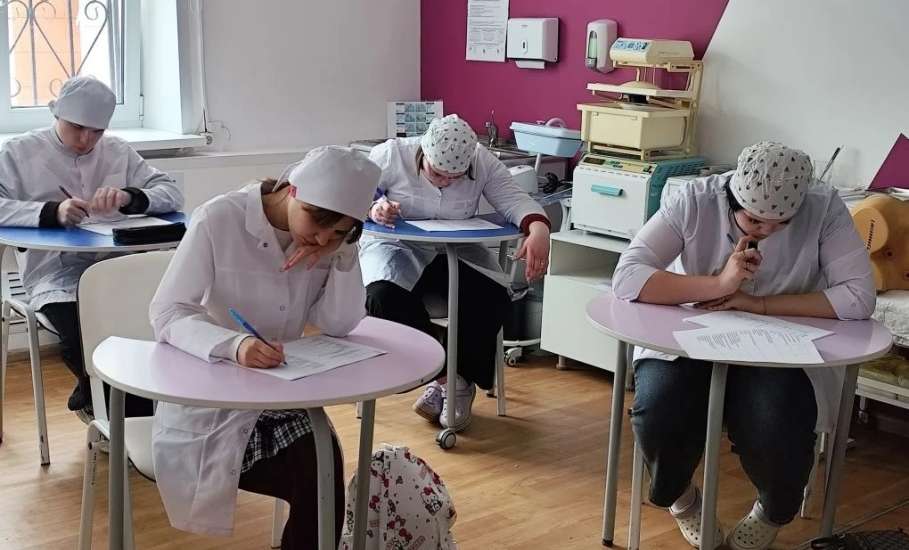 Олимпиада по профессиональному уходу: будущие фельдшеры демонстрируют мастерство в обследовании пациента