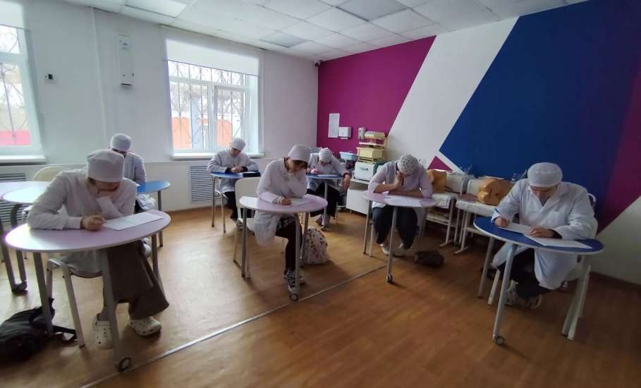 Олимпиада по профессиональному уходу: будущие фельдшеры демонстрируют мастерство в обследовании пациента