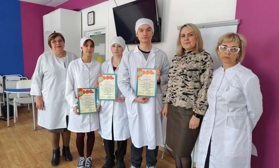 Олимпиада по профессиональному уходу: будущие фельдшеры демонстрируют мастерство в обследовании пациента