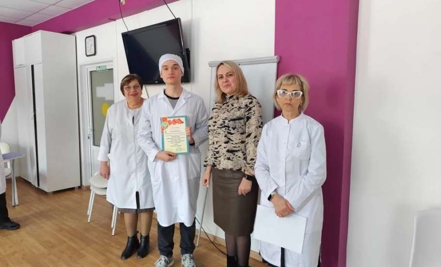 Олимпиада по профессиональному уходу: будущие фельдшеры демонстрируют мастерство в обследовании пациента