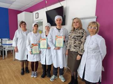 Олимпиада по профессиональному уходу: будущие фельдшеры демонстрируют мастерство в обследовании пациента