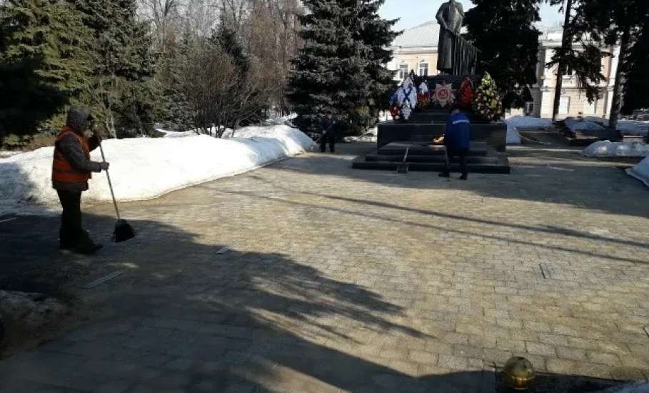 Сотрудники МУП &laquo;Елец-Сервис&raquo; продолжают работы по благоустройству города