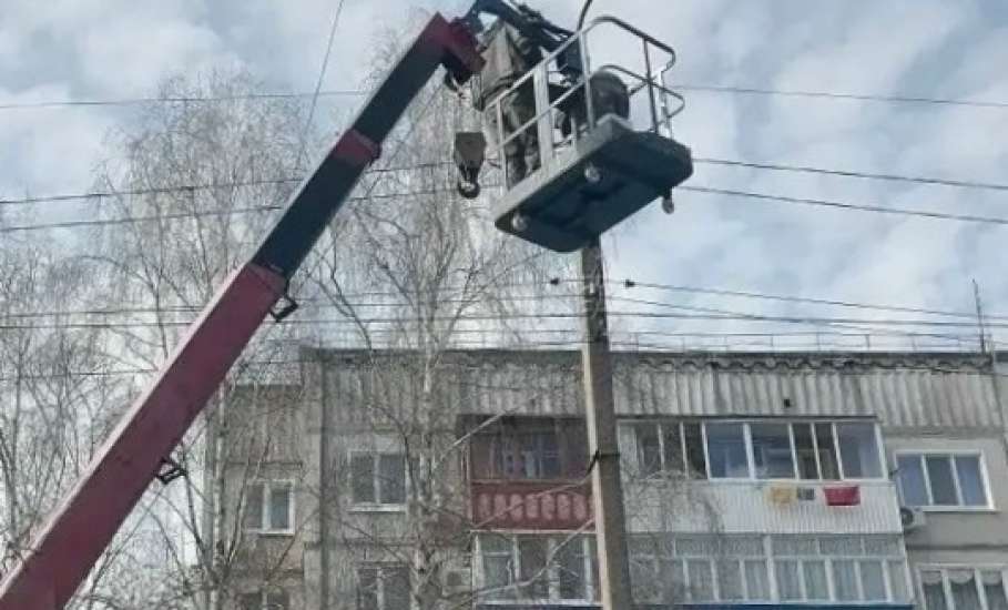 По заявкам жителей в Ельце восстанавливают уличное освещение