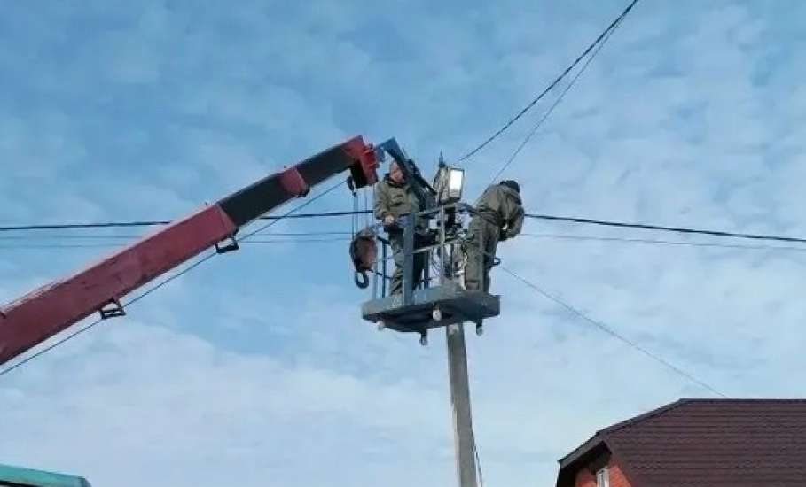 По заявкам жителей в Ельце восстанавливают уличное освещение