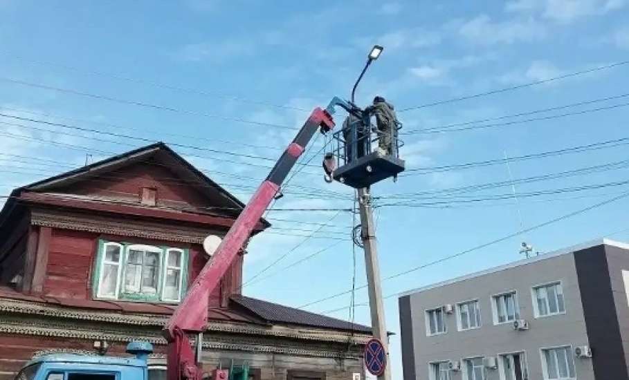 По заявкам жителей в Ельце восстанавливают уличное освещение