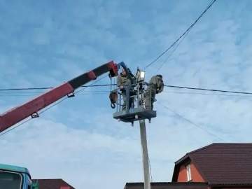 По заявкам жителей в Ельце восстанавливают уличное освещение