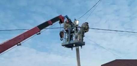 По заявкам жителей в Ельце восстанавливают уличное освещение