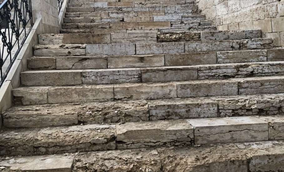 Порожки лестницы в  Знаменский женский монастырь в Ельце разрушаются