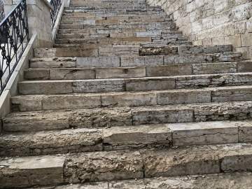 Порожки лестницы в  Знаменский женский монастырь в Ельце разрушаются