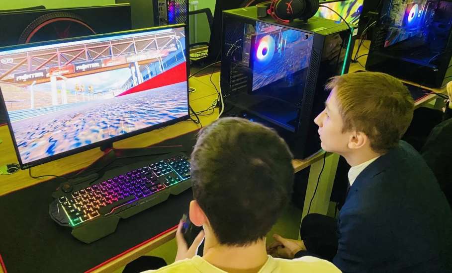 19 марта обучающиеся Центра поддержки одаренных детей г. Ельца были приглашены на занятие по обучению управлением БПЛА в Центр молодежи