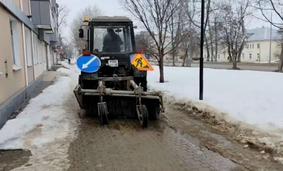 Коммунальные службы продолжают работу по очистке улиц и тротуаров