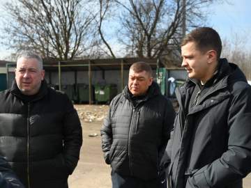 Весна &mdash; время перемен и обновлений. Однако, к сожалению, это пока не касается мусорных площадок нашего города: одни содержатся в чистоте, другие регулярно переполняются