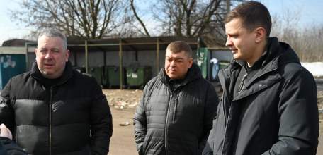 Весна &mdash; время перемен и обновлений. Однако, к сожалению, это пока не касается мусорных площадок нашего города: одни содержатся в чистоте, другие регулярно переполняются