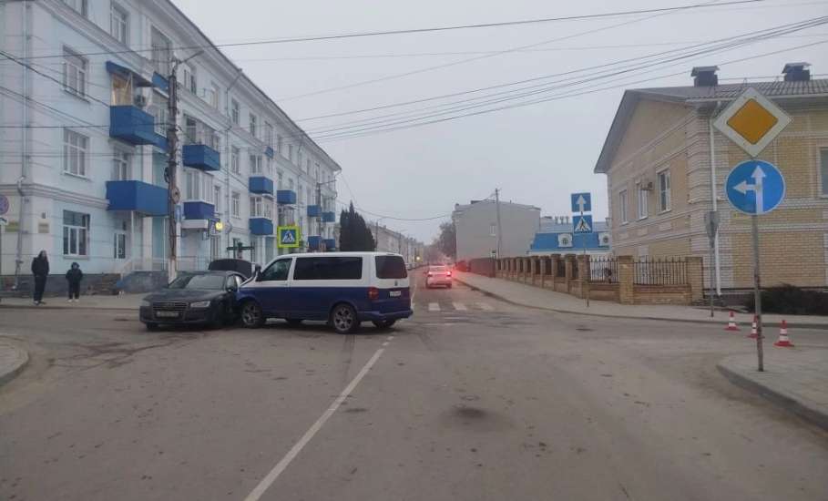 В Ельце в столкновении двух иномарок пострадал пассажир одной из них!