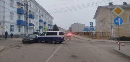 В Ельце в столкновении двух иномарок пострадал пассажир одной из них!