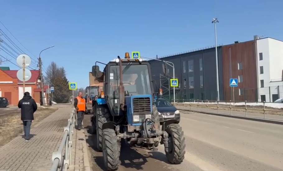 Продолжаем ямочный ремонт на дорогах нашего города. Сегодня устраняли дефекты на дамбе и далее по ул. Героев